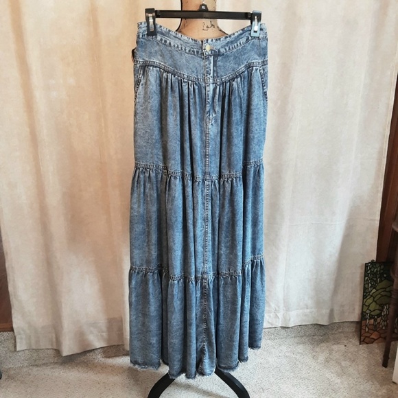 NWT Boho Tiered Denim Maxi Skirt by Blue Velvet Shirred Back Raw Hem Size M - Picture 11 of 12